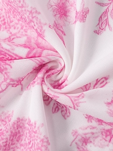 Dettaglio del tessuto a rete bianca con stampa floreale Toile de Jouy rosa su abito lungo