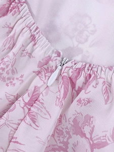 Détail de la fermeture éclair blanche invisible et des fronces élastiques sur la robe