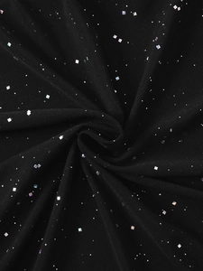 Détail du tissu en maille noire avec paillettes holographiques et reflets arc-en-ciel