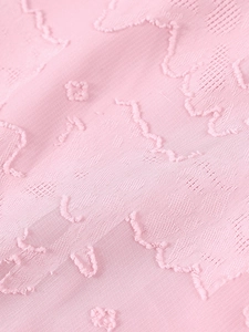 Vue macro détaillée du tissu en maille rose avec d'élégants motifs jacquard fleuris