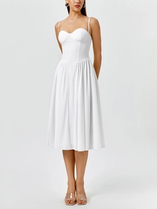 Détail de la robe blanche dos nu avec décolleté en cœur et jupe plissée élégante