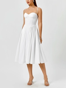 Robe midi blanche style bustier à fines bretelles avec d'élégants détails de plis à la taille