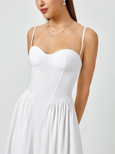 Détails du corsage blanc et de la taille en V de la robe trapèze longue plissée