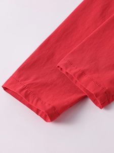 Gros plan des poignets rouges avec double couture précise et texture de tissu détaillée