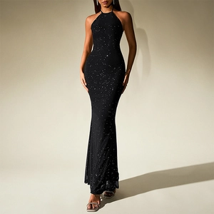Robe sirène noire à paillettes avec licou et dos nu pour les soirées élégantes