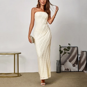 Robe longue bustier moulante blanc crème avec texture dentelle et coupe sirène élégante