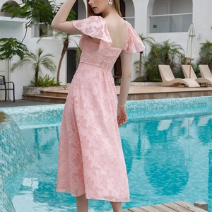 Robe rose à dos smocké avec texture jacquard et manches volantées pour les vacances