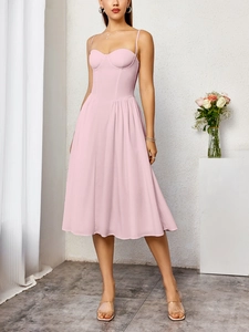 Détail de la robe midi bustier rose avec fines bretelles et jupe plissée en A