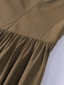 Détail de la texture du tissu marron avec des plis élégants et des coutures fines