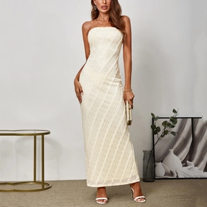 Robe longue sirène bustier en dentelle blanc cassé avec motif texturé élégant