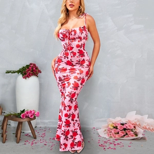 Robe longue rose à imprimé fleuri avec fines bretelles et coupe ajustée élégante