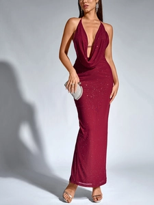 Détail de la robe licou bordeaux avec paillettes scintillantes et décolleté drapé élégant