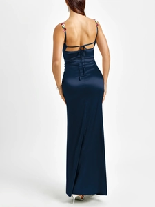 Vue détaillée du dos d'une robe longue en satin bleu marine avec bretelles fleuries et laçage