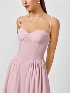Détail du corsage rose clair de style corset avec plis fins et fines bretelles