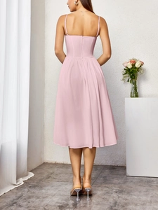 Vue arrière détaillée d'une robe trapèze rose clair avec fermeture éclair et dos nu sexy