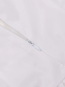 Vue détaillée montrant la fermeture éclair invisible sur une robe blanche en tissu extensible