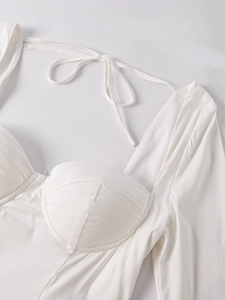 Vue détaillée de la robe blanche à manches longues avec bonnets à armatures et lacets