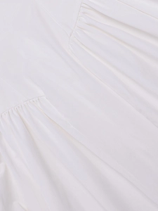 Gros plan sur le tissu blanc extensible avec détails drapés et texture plissée élégante