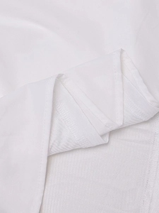 Gros plan détaillé du tissu extensible blanc montrant des coutures précises et la finition