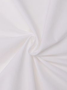 Détail du tissu blanc extensible avec texture sergée fine et plis élégants drapés