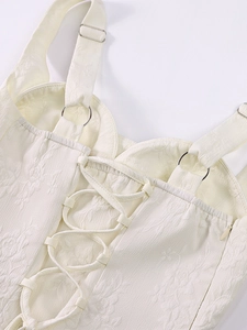 Détail du tissu jacquard floral avec bretelles réglables et laçage au dos de robe