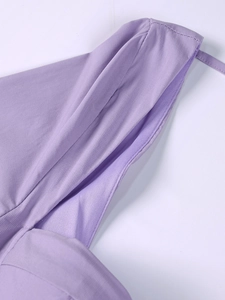 Détail d'une robe lilas en tencel montrant la texture du tissu et les coutures soignées
