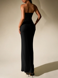 Vue arrière de robe de soirée bustier noire sirène avec fente latérale élégante raffinée