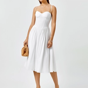 Élégante robe midi blanche à dos nu coupe trapèze avec corsage et jupe plissée