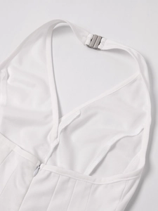 Détail du haut dos nu blanc avec boucle en métal, zip arrière et texture plissée chic