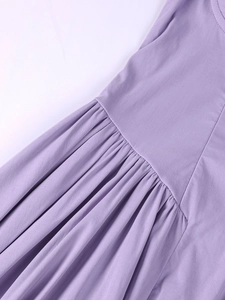 Détail de la robe lavande montrant les fronces délicates et la texture plissée du tissu