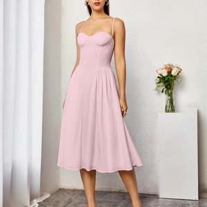 Robe midi rose à bretelles avec dos nu, coupe trapèze et jupe plissée élégante