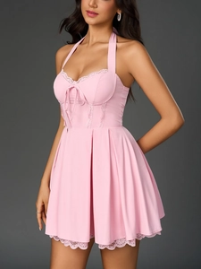 Dettaglio dell'abito halter rosa con finiture in pizzo e orlo plissettato