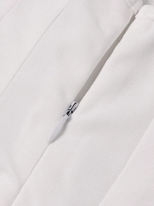 Détail de la fermeture éclair invisible sur le tissu blanc du haut licou texturé