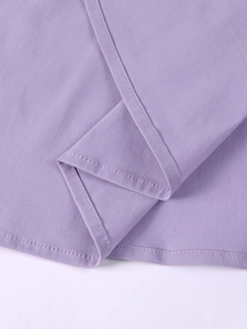 Détail macro du tissu tencel lavande avec texture plissée fine et couture de précision
