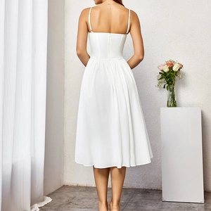 Vue arrière élégante d'une robe midi blanche évasée avec dos nu et fermeture éclair