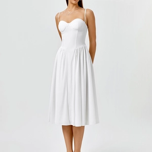 Robe midi blanche dos nu style corset avec jupe évasée plissée et fines bretelles