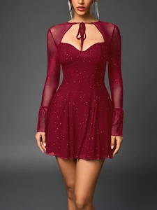 Dettaglio maniche a rete e paillettes su abito corto bordeaux con scollo a cuore