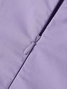 Détail de la robe lavande montrant la fermeture éclair invisible et le tissu tissé