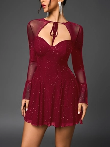 Dettaglio dell'abito bordeaux con paillettes, maniche a campana e scollo con lacci traforati