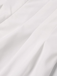 Détail macro du tissu crêpe blanc avec drapé fluide et élégant éclat soyeux de la matière