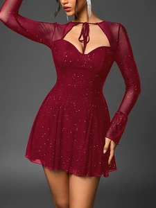 Dettaglio dell'abito mini in rete bordeaux con glitter, scollatura cut-out e maniche a campana