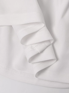 Détail macro du tissu blanc montrant une double couture de qualité et des finitions soignées