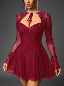 Dettaglio dell'abito bordeaux con paillettes, maniche velate e scollo all'americana