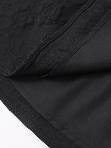 Gros plan du tissu jacquard noir avec texture florale en relief et doublure interne