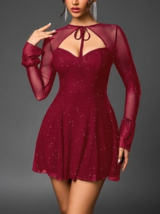 Dettaglio dell'abito a rete bordeaux con paillettes, collo cut-out e maniche velate