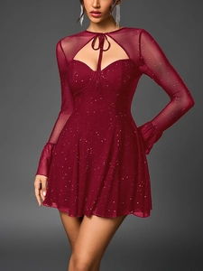 Dettaglio dell'abito in mesh bordeaux con paillettes argentate e scollatura con lacci