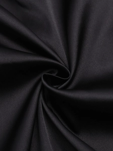 Gros plan sur un tissu en soie noire montrant une texture lisse et des détails de satin