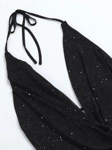 Détail du tissu en maille noire avec paillettes argentées et lien de cou licou