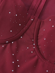 Dettaglio vestito in mesh bordeaux con paillettes argento, coppe e cerniera invisibile