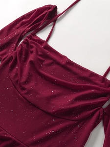 Détail de la robe en tulle bordeaux avec paillettes argentées et col bénitier élégant